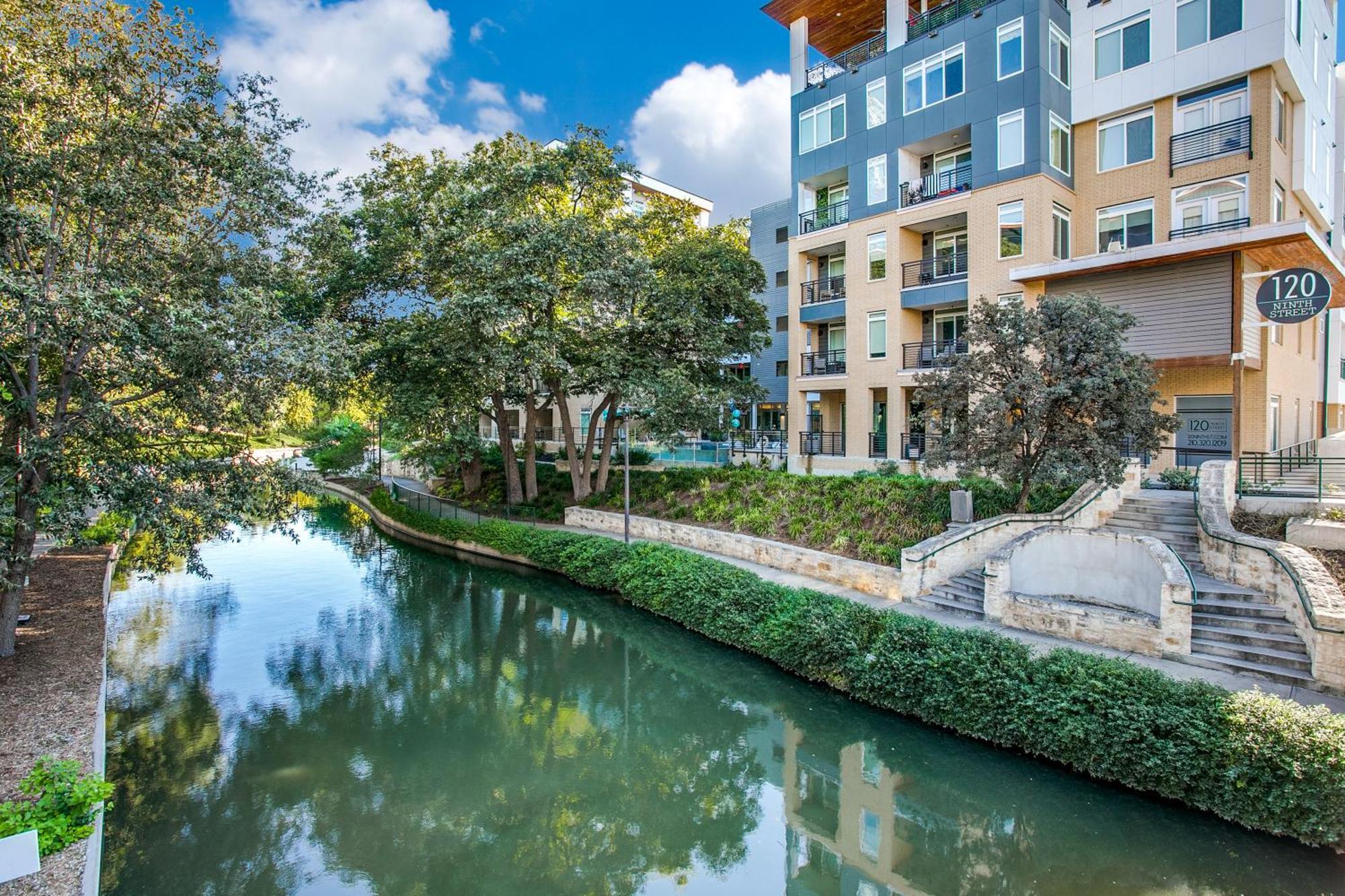 Lush Downtown On Riverwalk W King Ste, Free Parking, Pet Friendly, Centrally Located On Riverwalk Apartamento San Antonio