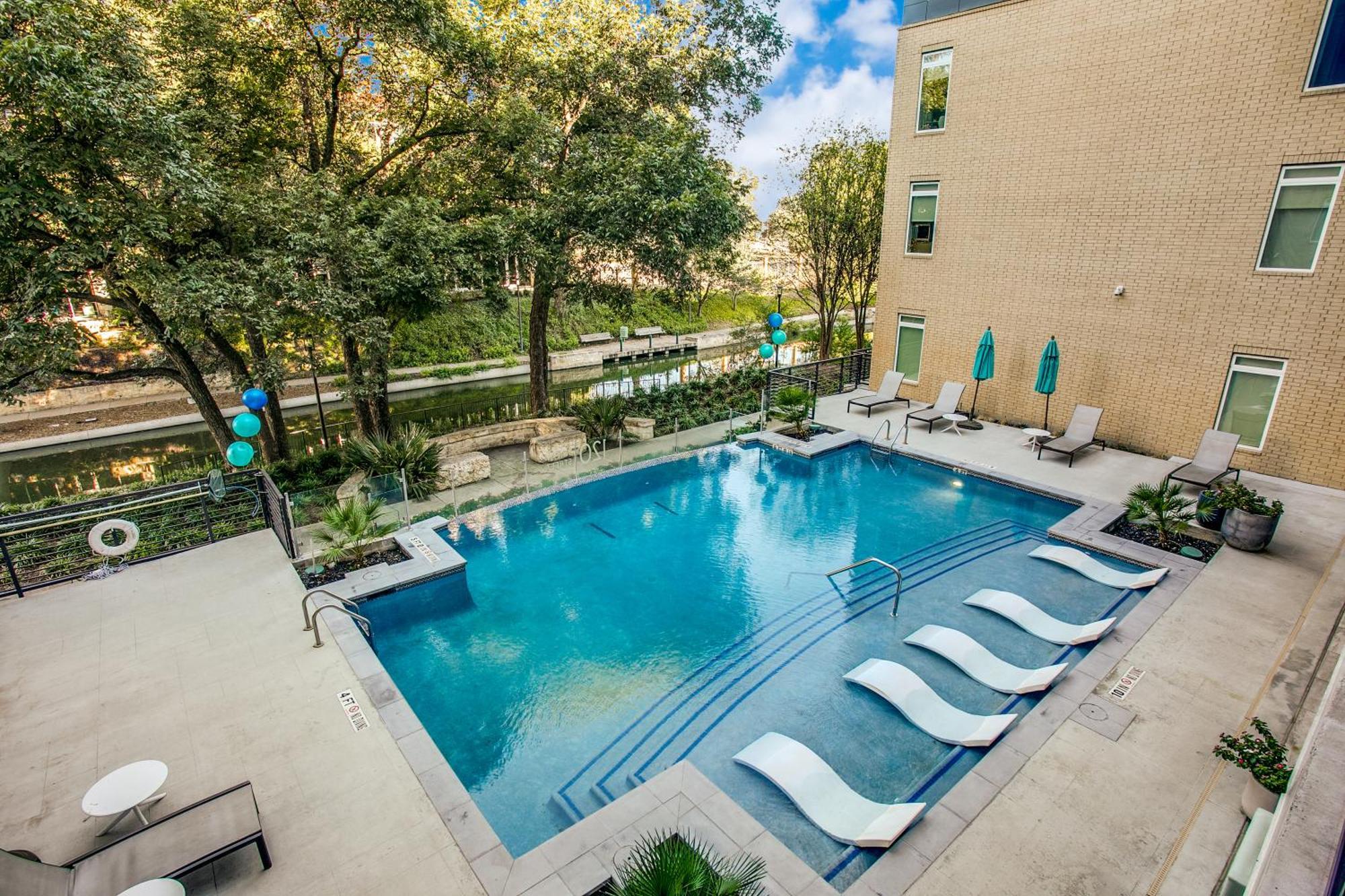Lush Downtown On Riverwalk W King Ste, Free Parking, Pet Friendly, Centrally Located On Riverwalk Apartamento *