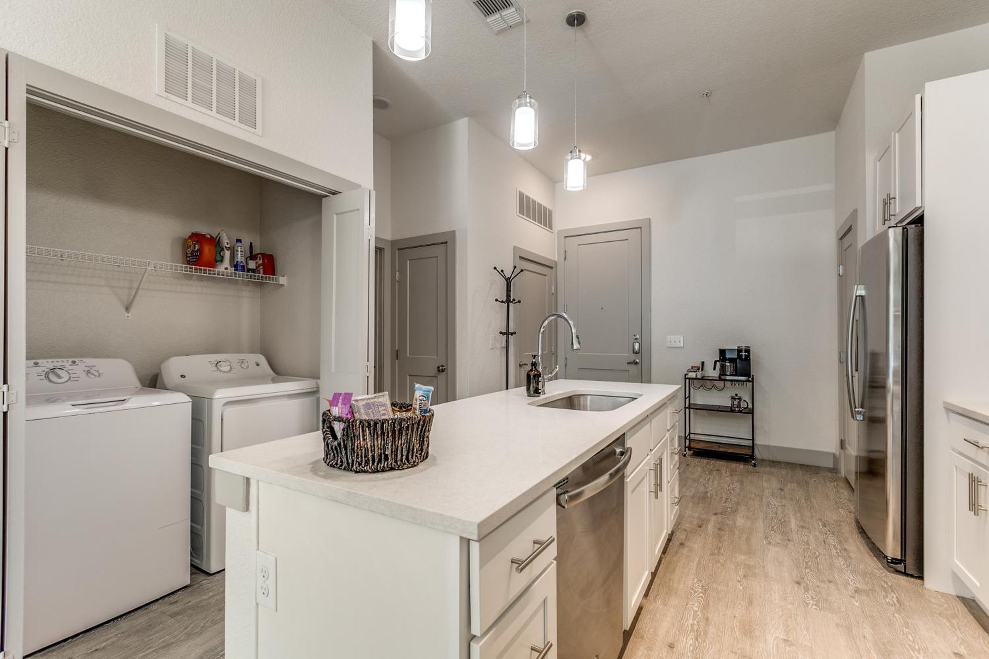 Lush Downtown On Riverwalk W King Ste, Free Parking, Pet Friendly, Centrally Located On Riverwalk Apartamento San Antonio