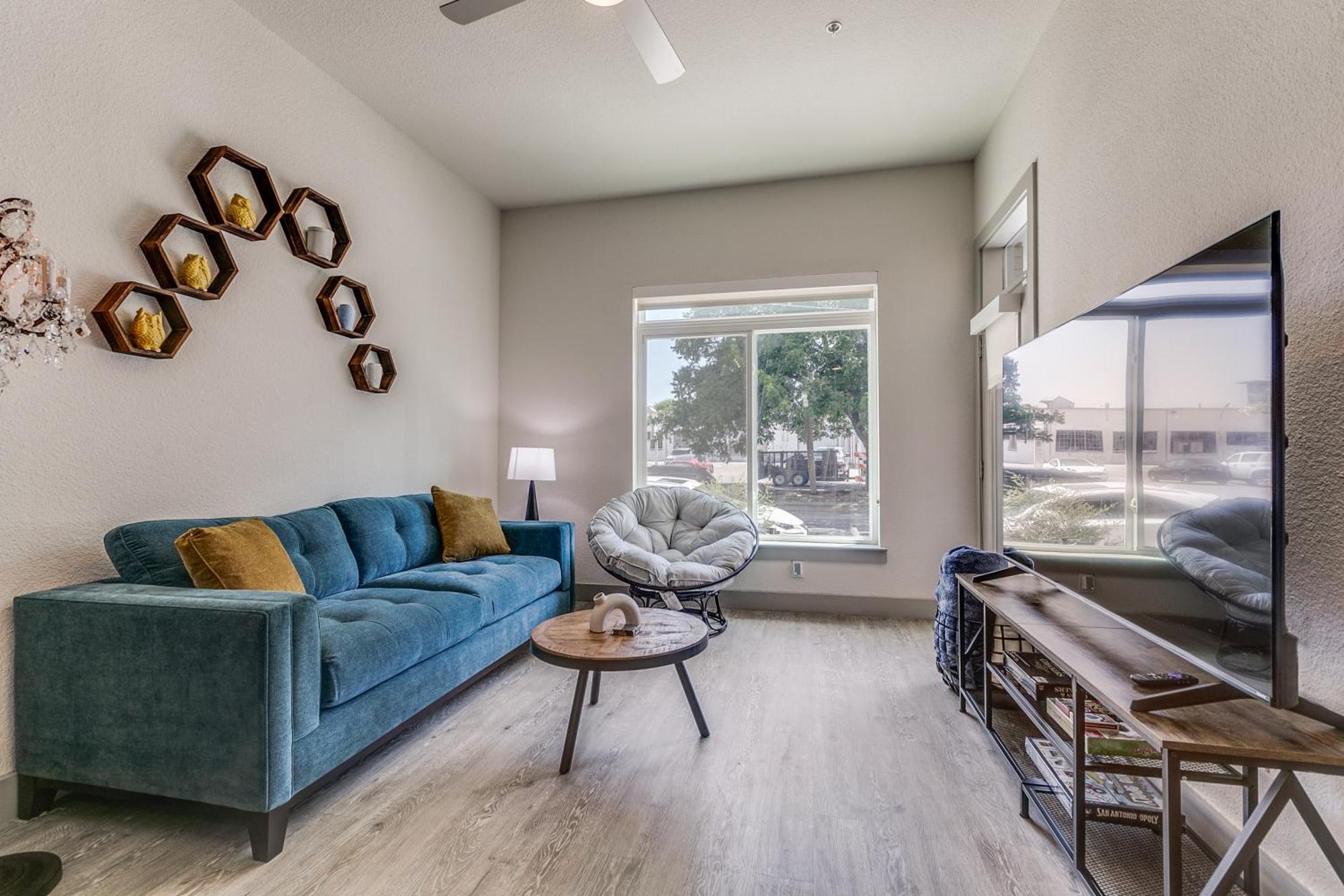 Lush Downtown On Riverwalk W King Ste, Free Parking, Pet Friendly, Centrally Located On Riverwalk *
