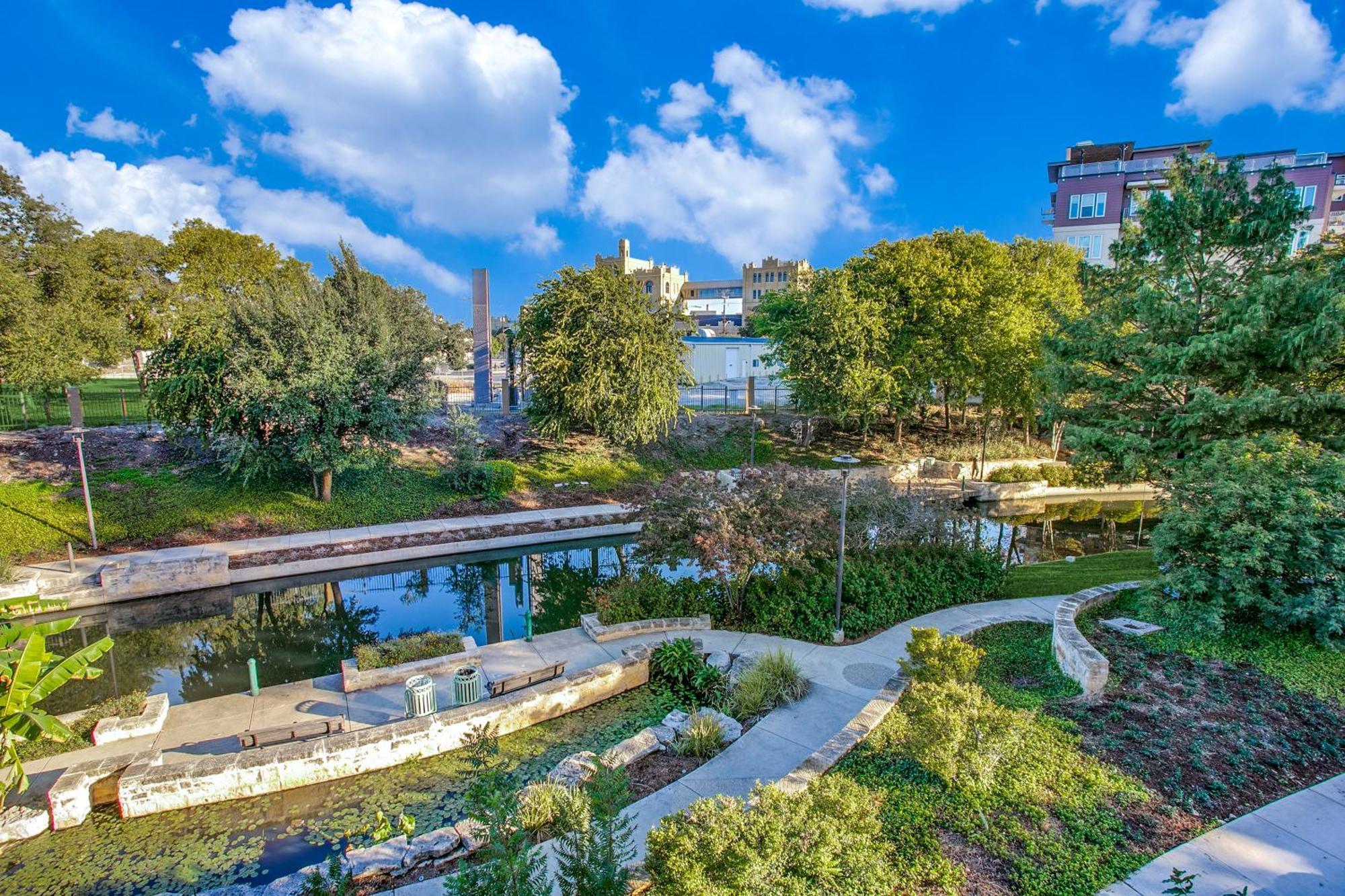 Lush Downtown On Riverwalk W King Ste, Free Parking, Pet Friendly, Centrally Located On Riverwalk