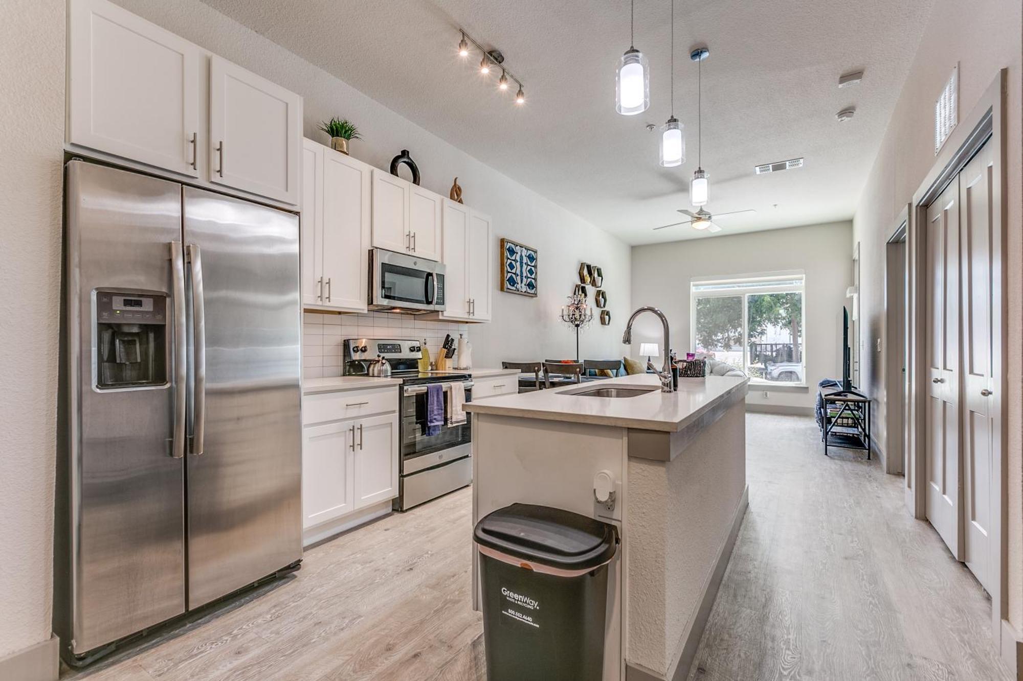 Lush Downtown On Riverwalk W King Ste, Free Parking, Pet Friendly, Centrally Located On Riverwalk * San Antonio
