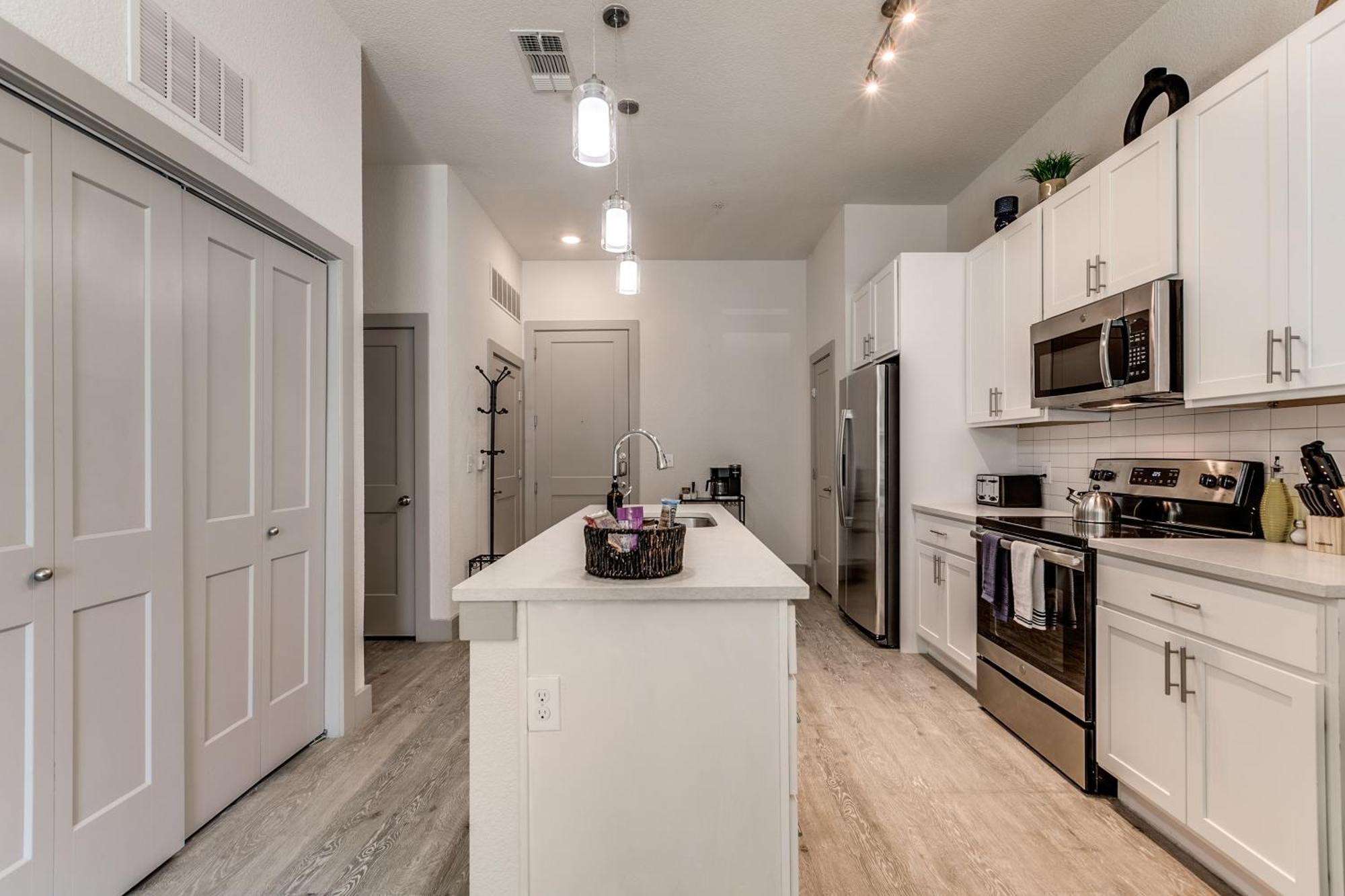 Lush Downtown On Riverwalk W King Ste, Free Parking, Pet Friendly, Centrally Located On Riverwalk Appartement San Antonio
