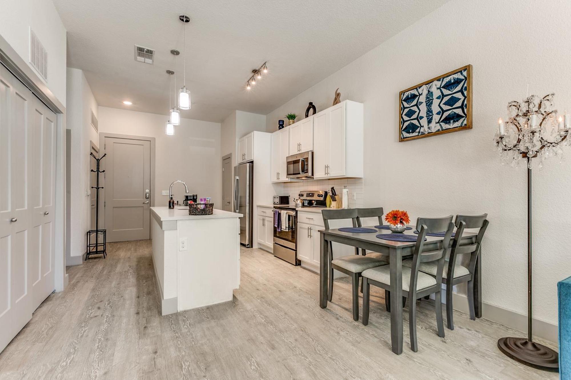 Lush Downtown On Riverwalk W King Ste, Free Parking, Pet Friendly, Centrally Located On Riverwalk Appartement *