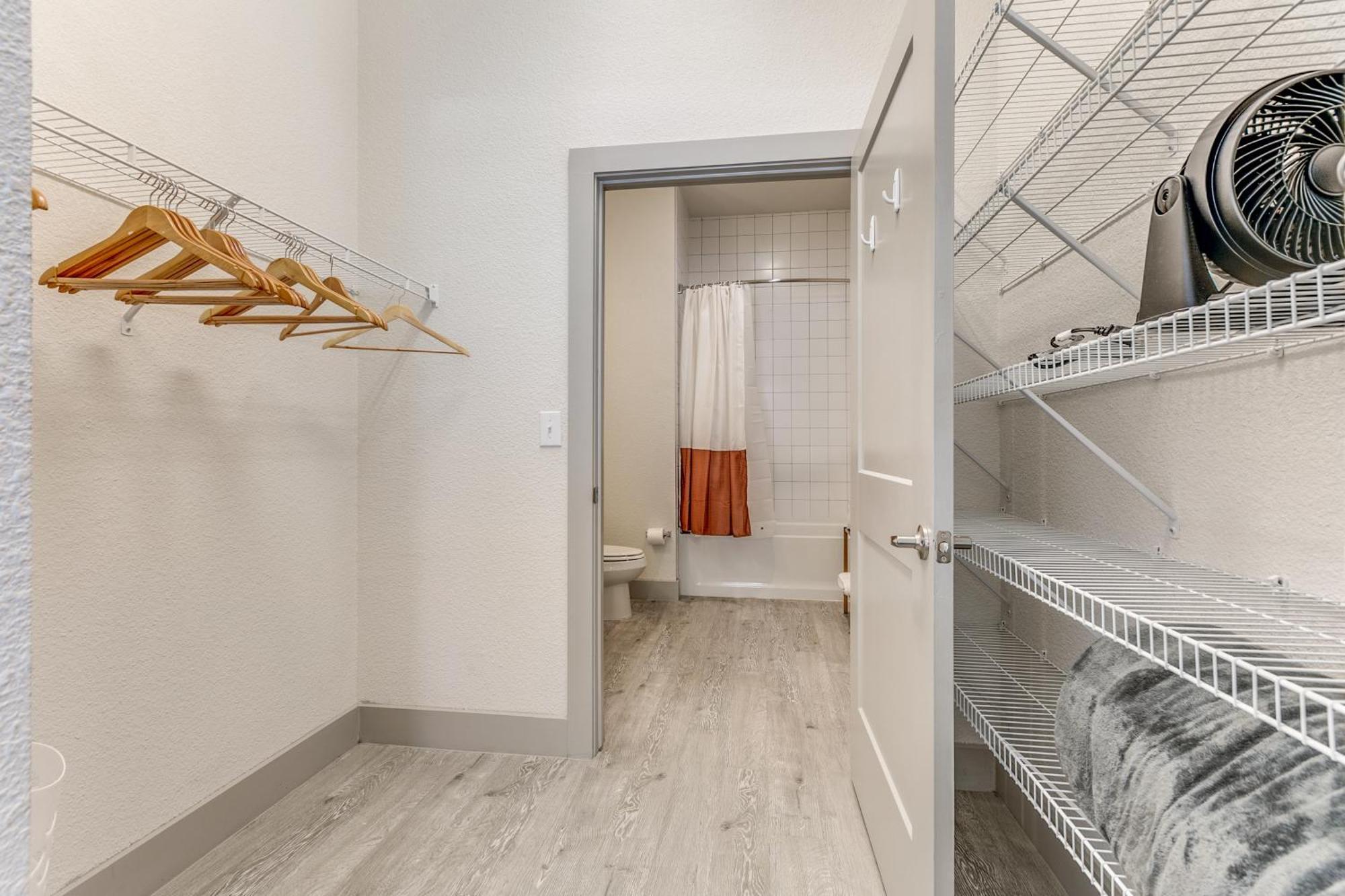 Lush Downtown On Riverwalk W King Ste, Free Parking, Pet Friendly, Centrally Located On Riverwalk Appartement