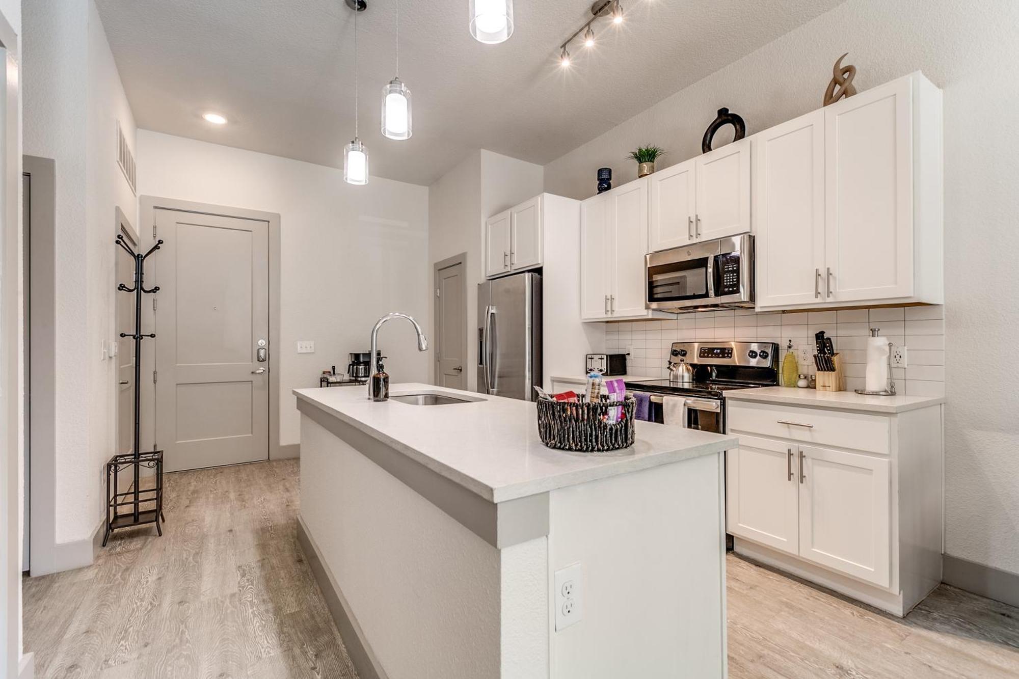Lush Downtown On Riverwalk W King Ste, Free Parking, Pet Friendly, Centrally Located On Riverwalk Appartement *
